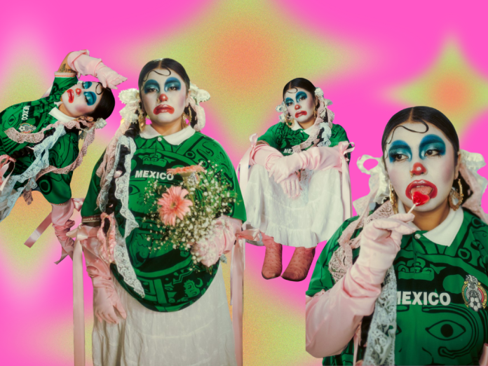 PORTADA La estilista y creadora audiovisual Diana Young posa con un maquillaje de estilo chicano clown.