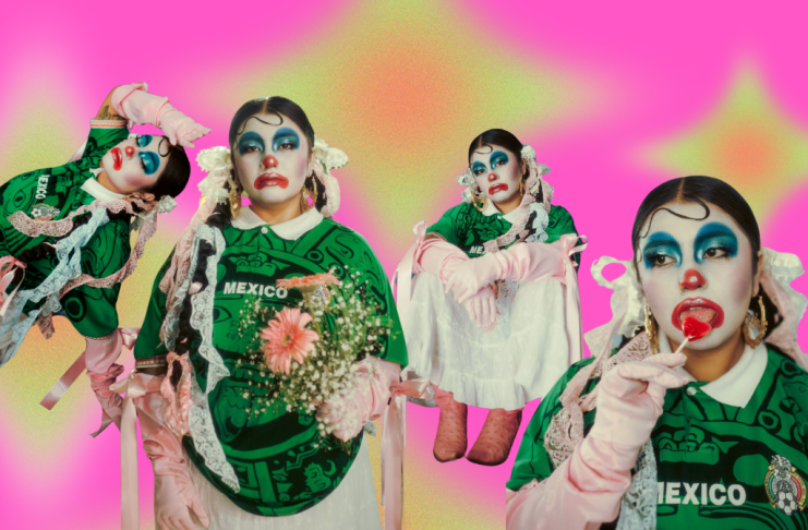 La estilista y creadora audiovisual Diana Young posa con un maquillaje de estilo chicano clown.