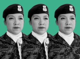 Una mujer que forma parte de las fuerzas armadas mexicanas aparece triplicada en un fondo verde