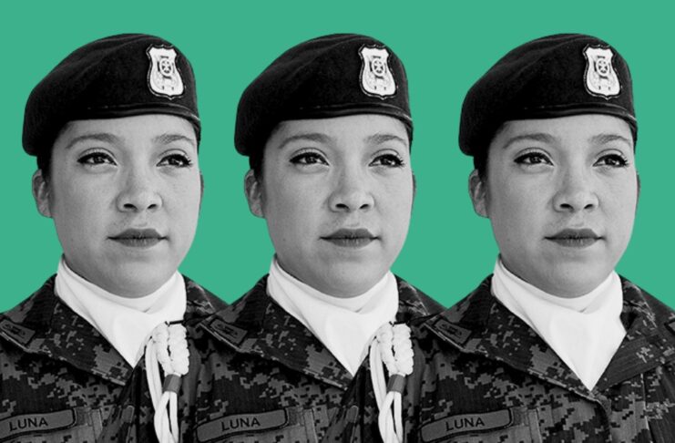 Una mujer que forma parte de las fuerzas armadas mexicanas aparece triplicada en un fondo verde