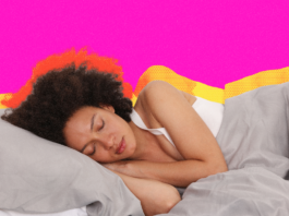 Querida ansiedad: por favor déjame dormir Mujer intenta dormir aún con ansiedad